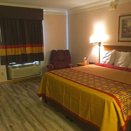 Americas Best Value Inn & Suites Thief River Falls Exterior photo