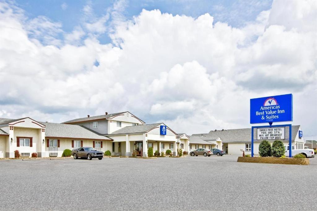 Americas Best Value Inn & Suites Thief River Falls Exterior photo