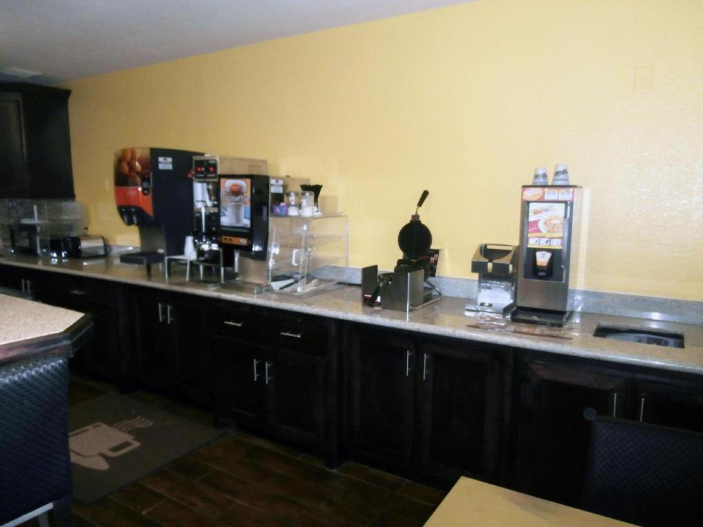 Americas Best Value Inn & Suites Thief River Falls Exterior photo