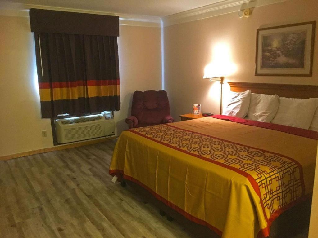 Americas Best Value Inn & Suites Thief River Falls Exterior photo