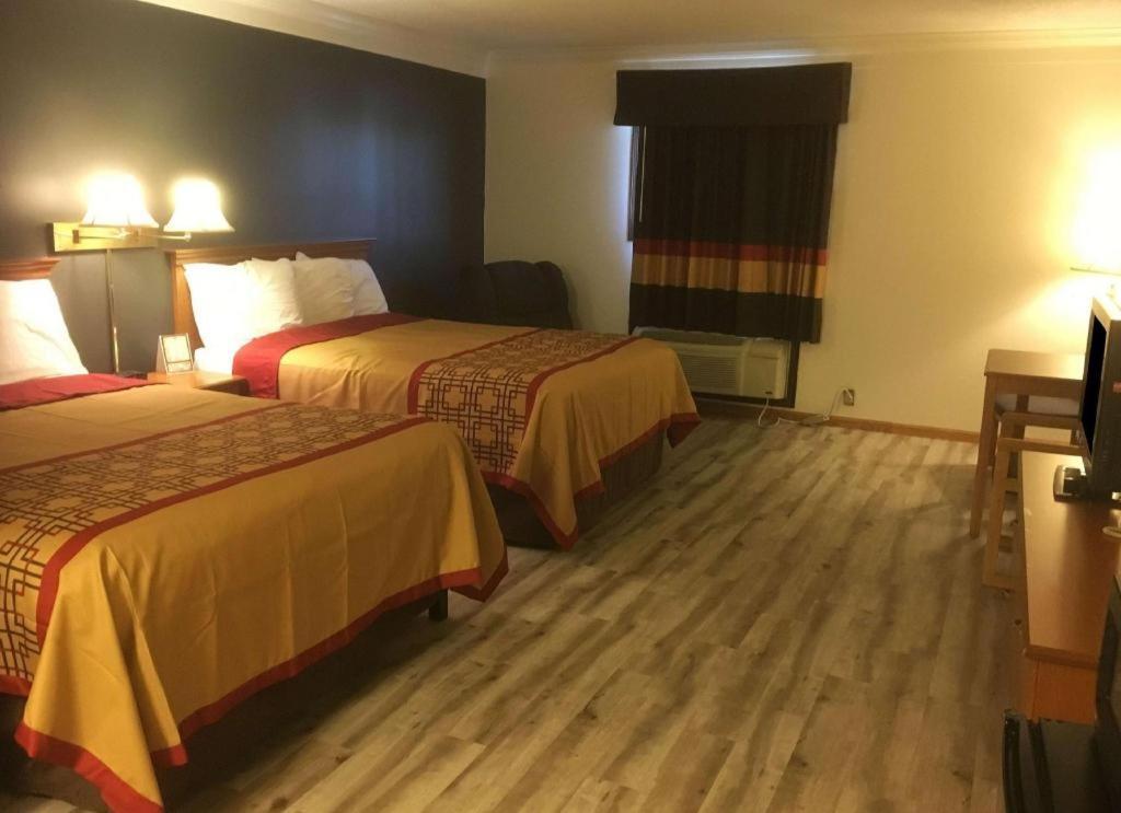 Americas Best Value Inn & Suites Thief River Falls Exterior photo