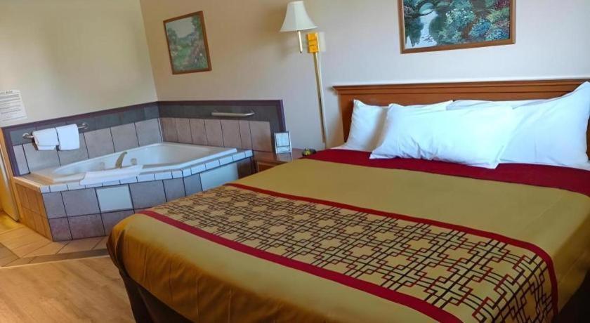 Americas Best Value Inn & Suites Thief River Falls Exterior photo