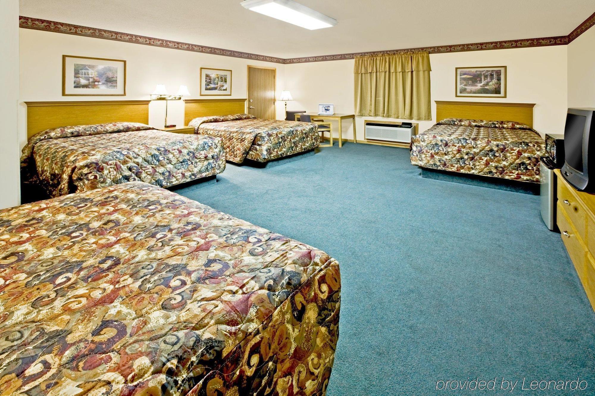 Americas Best Value Inn & Suites Thief River Falls Room photo