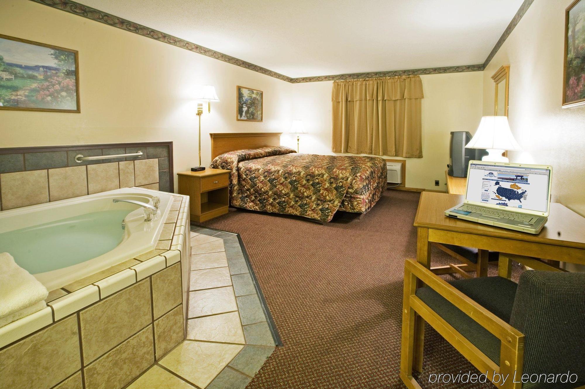 Americas Best Value Inn & Suites Thief River Falls Room photo