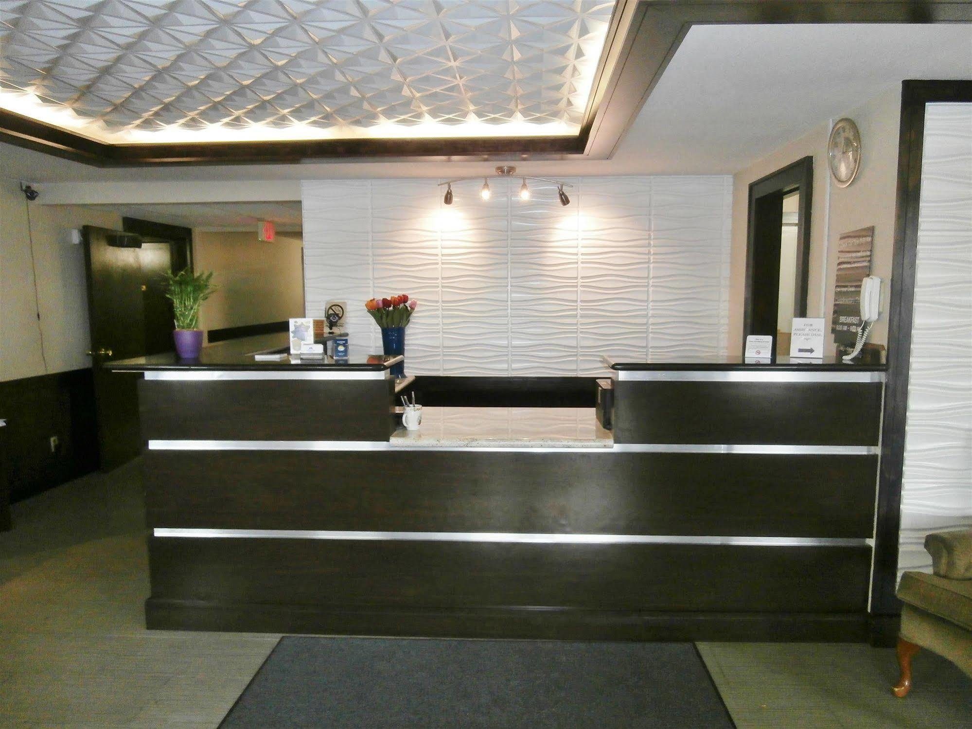 Americas Best Value Inn & Suites Thief River Falls Exterior photo
