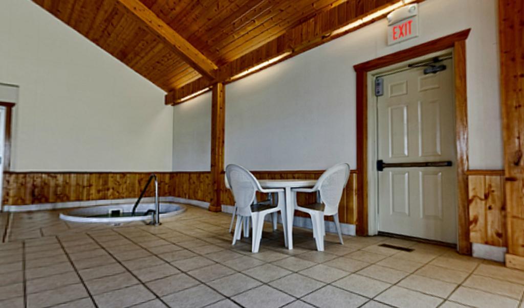Americas Best Value Inn & Suites Thief River Falls Exterior photo