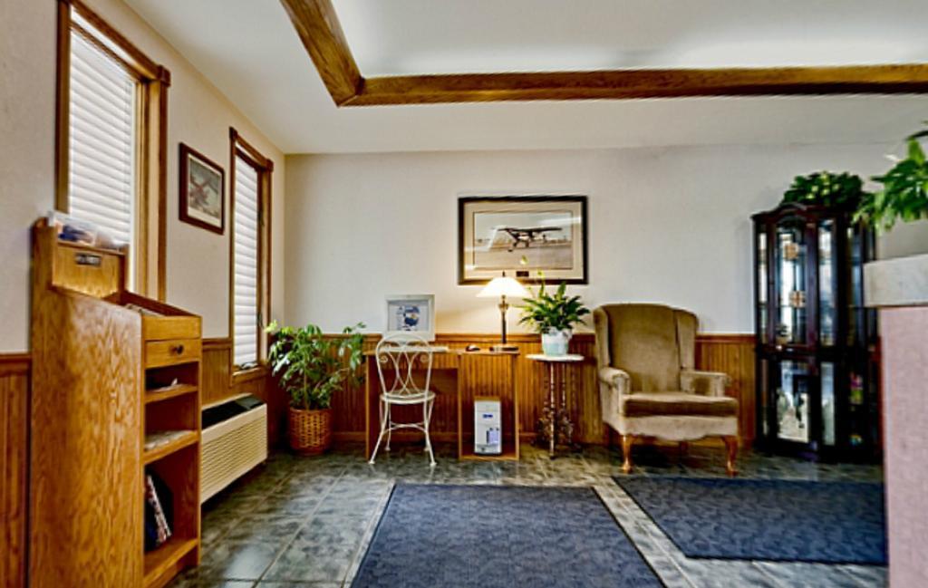 Americas Best Value Inn & Suites Thief River Falls Exterior photo